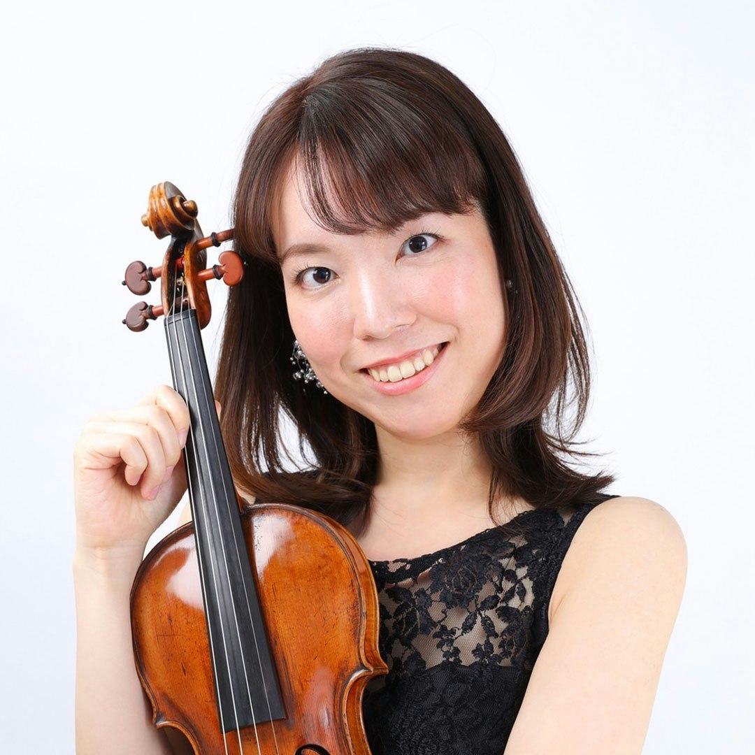 Minami Yamazaki (Viola) began playing the violin at the age of three. Graduated from the Music Department of Soai High School and the Faculty of Music of Soai University. Selected to perform at both the school and university's graduation concerts. Graduated from Senzoku Gakuen College of Music's Ensemble Academy. Won third place in the Kansai finals of the 2012 All Japan Arts Competition. She has studied violin with Kyoko Kikumoto and Akiko Ikegawa, and chamber music with Takashi Nagamine. She currently performs as a freelance musician based in the Kansai region.
