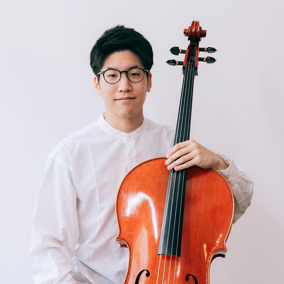 山内睦大(チェロ) 京都市立芸術大学大学院音楽研究科修士課程を修了。 これまでに荒井結、宇野哲之、向山佳絵子の各氏に、室内楽を森田玲子氏に師事。第27回KOBE国際音楽コンクール最優秀賞及び神戸市長賞。第25回大阪国際音楽コンクールAge-G第3位。 京都フィル�ハーモニー室内合奏団チェロ奏者。越のルビーアーティスト。福井ジュニア弦楽アンサンブルセミナー講師。現在は関西と福井を拠点にオーケストラ・室内楽の分野で活動する傍ら、後進の指導にもあたる。