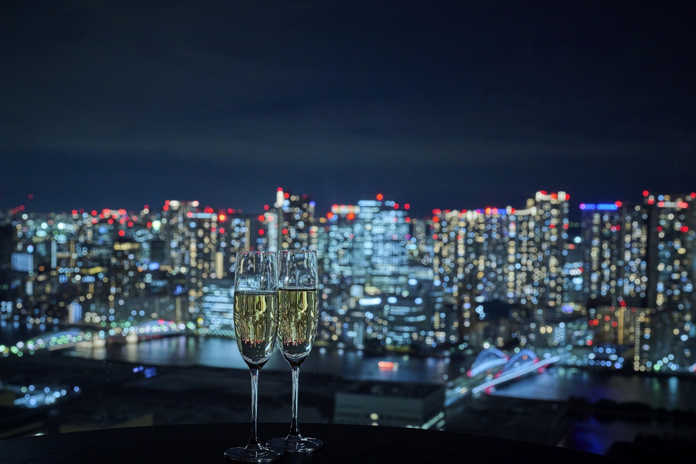 店内から東京ウォーターフロント側の夜景も楽しめます