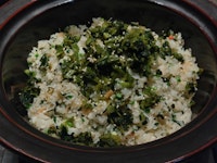 Clay pot rice with snow crab, dried scallops, and Niigata Prefecture leaf wasabi pickled in soy sauce