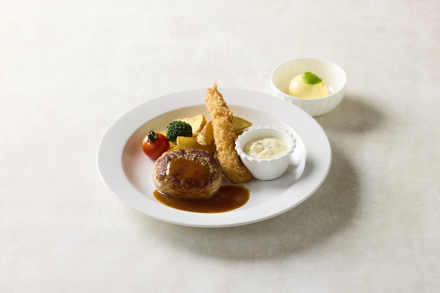 お子様用メイン料理とバニラアイスクリームイメージ