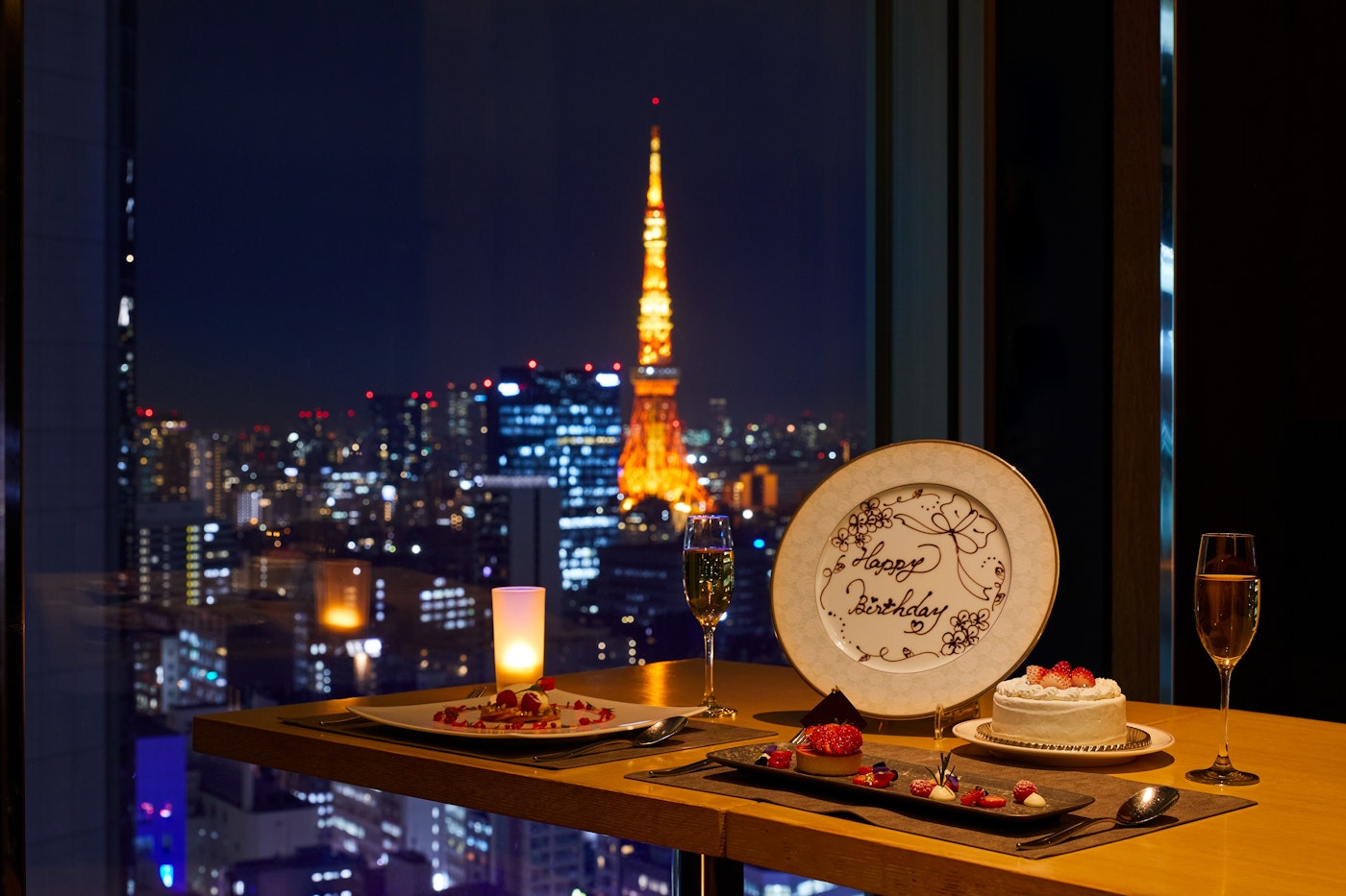 地上約100mから眺める夜景は春のお祝いディナーに最適です