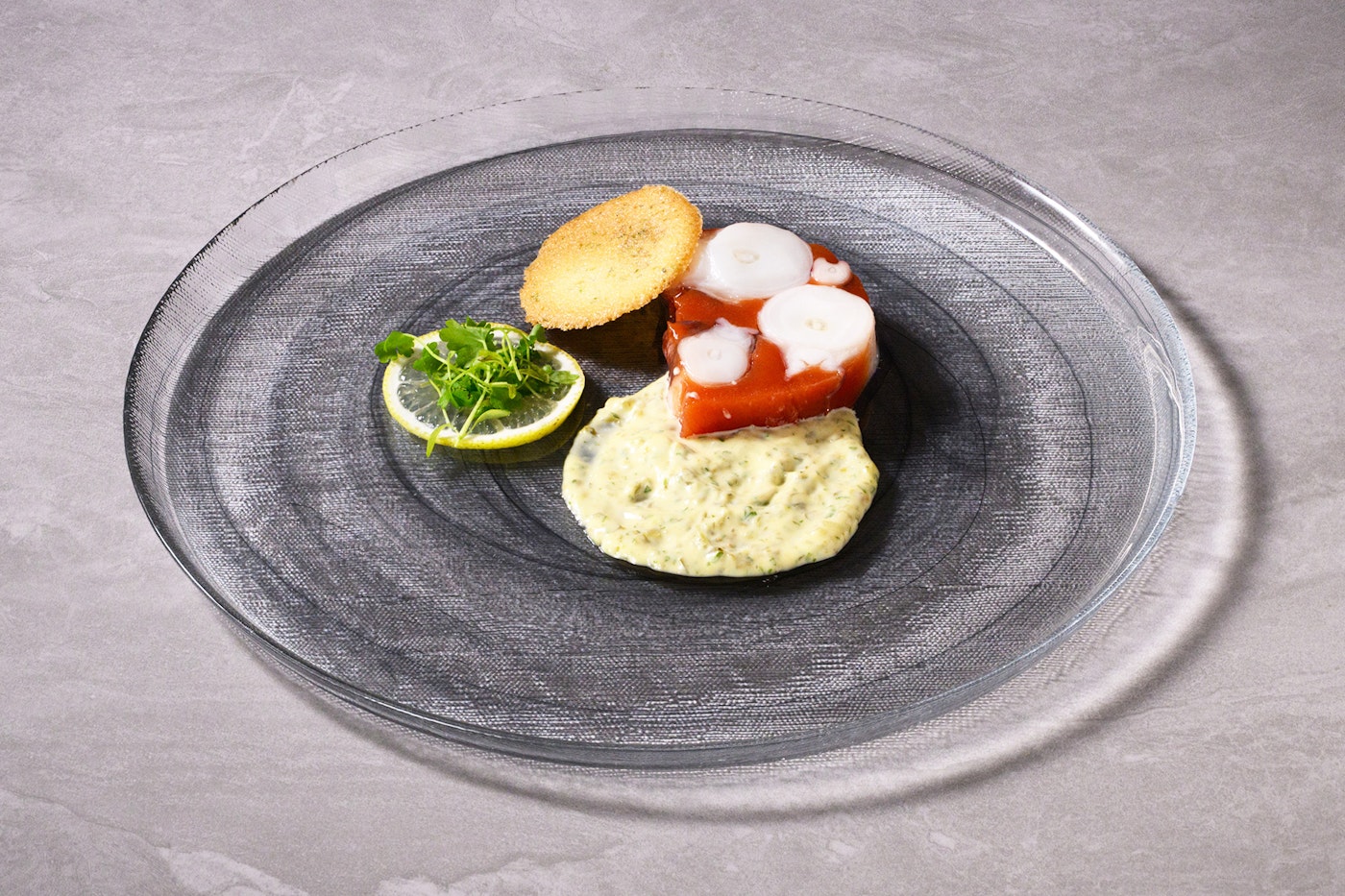 （オードブル）タコのテリーヌ 青のりのチュイル 魚粉の入ったレムラードソース