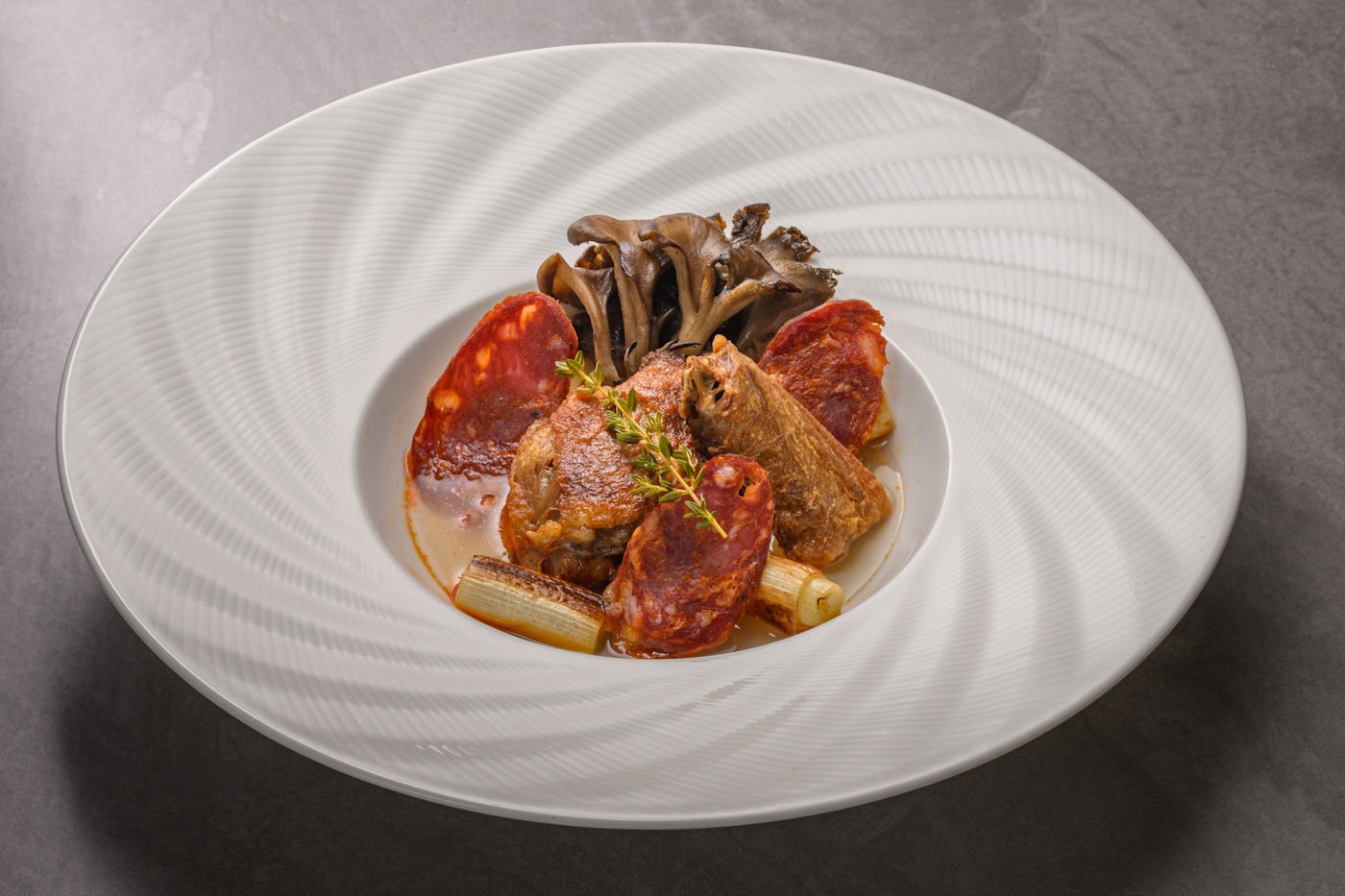 近江鴨もも肉コンフィ イベリコチョリソーと長ネギのスープ仕立て