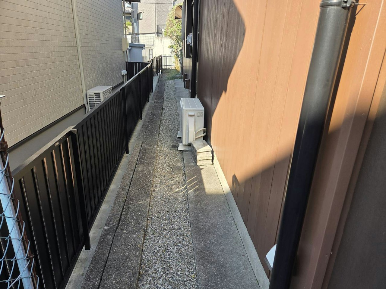 施工後：草刈り後の建物脇の通路