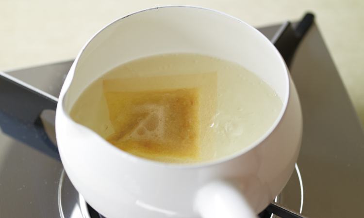 だしパック1袋に水400ml。沸騰後、中火で3~4分煮出します。
