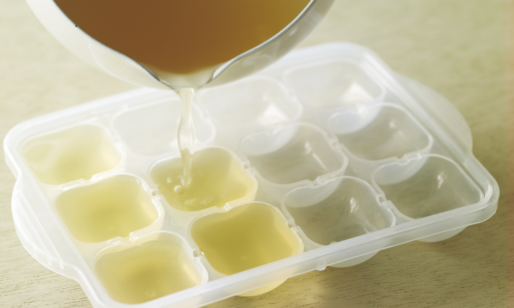 一度にまとめて煮出しておけば、だしは氷にして、ストックできます。