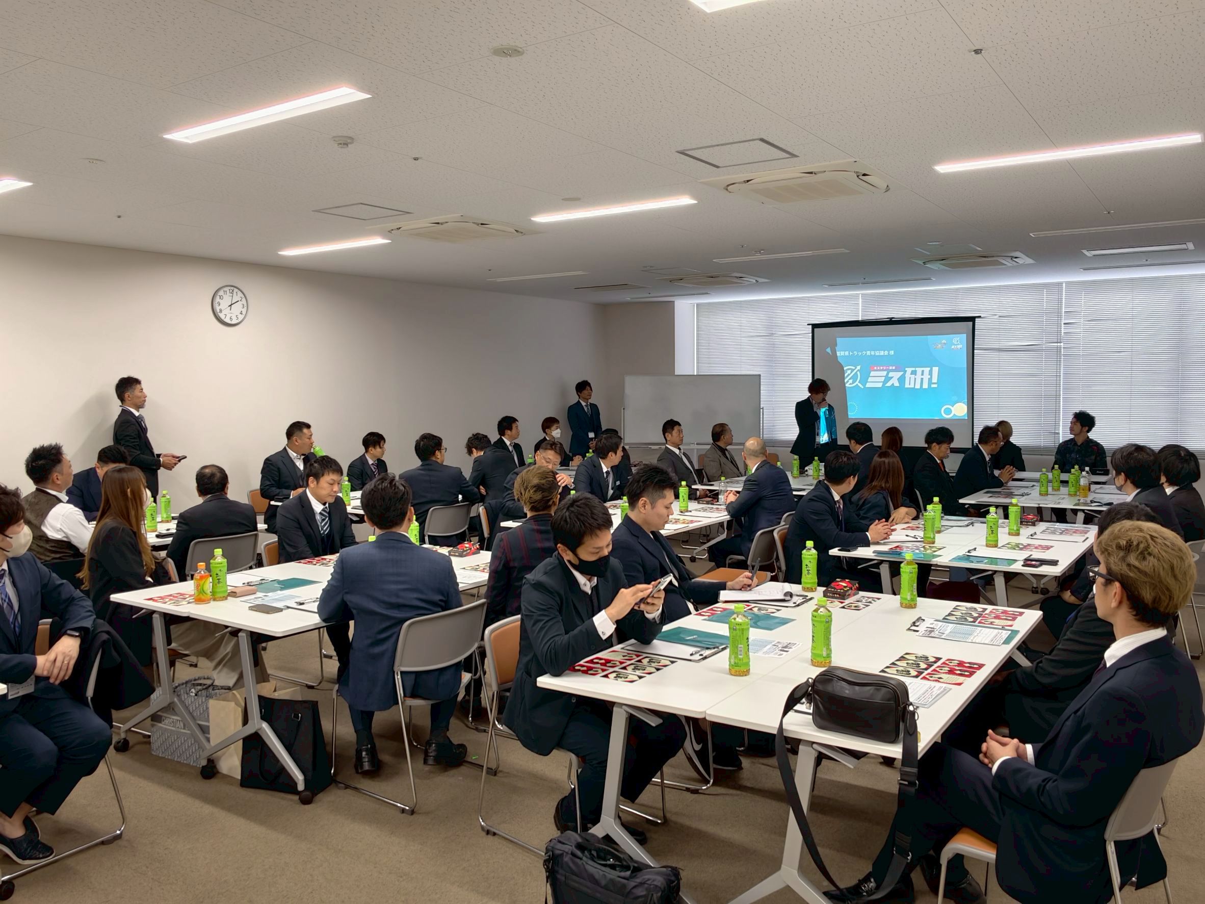 当日の会場の様子(グループに分かれてマーダーミステリーに挑戦)