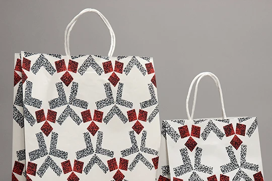 三越, 一般用　菓子売場など一部の売場では持ち手を紙三本紐にしてつくりを簡易にしている。