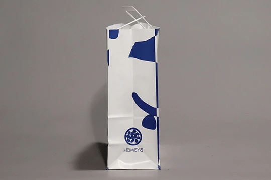 デザインはマチまで展開され、浜屋の商号とロゴタイプを配置。デザインやロゴタイプは岩田屋と統一されたが、商号は創業時から変更されていない。