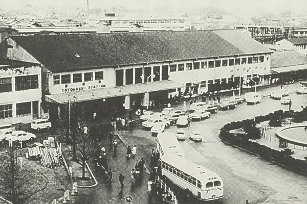 1950年の豊橋駅。初めて外部資本を活用した民衆駅となり、2階では喫茶店や理髪店などが営業した。引用(1)