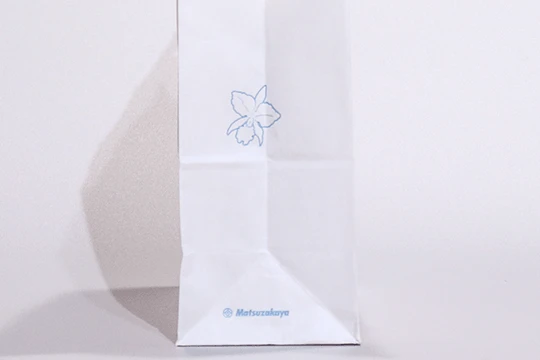 松坂屋, 一般用, マチには松坂屋のロゴとカトレヤのイラスト。反対側には大丸のロゴとクジャクの羽のイラストが記載されている。