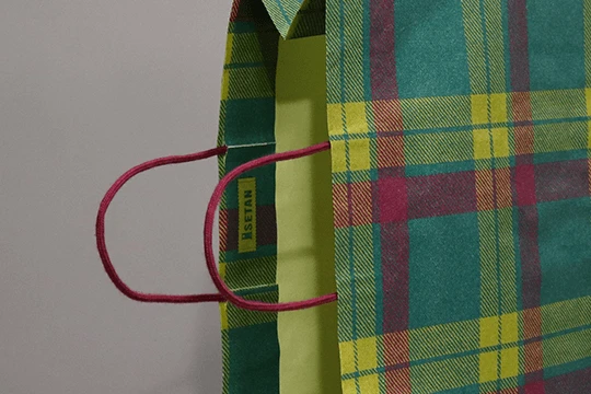 伊勢丹, 一般用 持ち手の接着部には伊勢丹のロゴタイプ 表面に表示せずとも伊勢丹とわかる、紙袋の威力をよく示している 三越と同じくOFで製造されており、一般用とは思えないほど豪勢なつくり