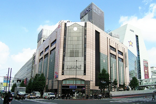 新宿ルミネ1。近隣の百貨店との差別化を図り、ナイトショッピング型の駅ビルとして開業。正面の窓にはイルミネーションが取り付けられ、夜の新宿を照らすルミネのコンセプトを体現していた。