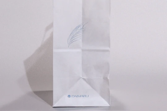 大丸, 一般用, マチには大丸のロゴとクジャクの羽のイラスト。反対側には松坂屋のロゴとカトレヤのイラストが記載されている。