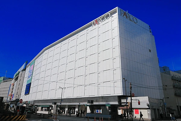 現在の池袋東口民衆駅。東京丸物は西武百貨店に買収されたのちパルコとして開業。幾度の外装リニューアルにより、窓や壁画は失われたが現在でもかつての面影を残している。