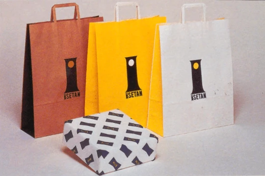 1986年に導入された現在のCIと当時使用された紙袋 コンペによるもので戸田正寿による制作 引用(3)