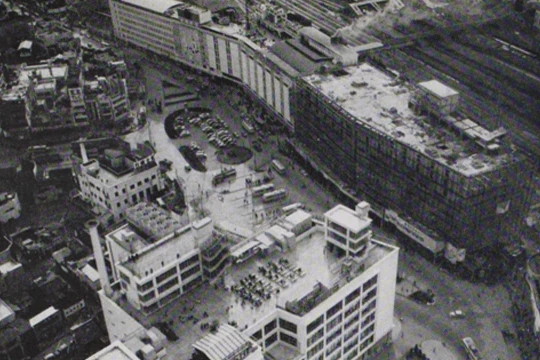 1958年の池袋東口 奥に西武池袋本店、建設中の建物が東京丸物百貨店(後のPARCO)。手前の白い建物が池袋三越、東京丸物は建築家 村野藤吾による設計