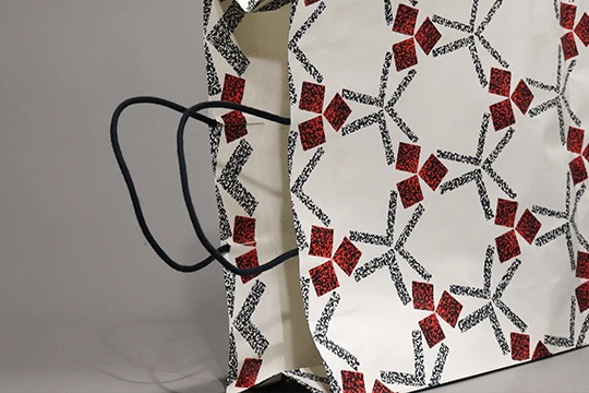 三越, 一般用　持ち手はアクリル紐のOF紙袋。伊勢丹と異なり口の部分にロゴの印刷はない。