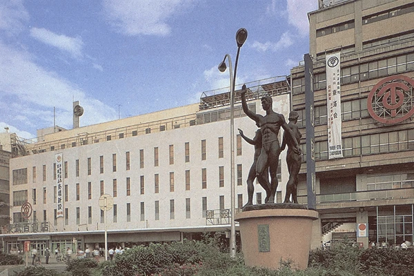 1964年に東武百貨店へ譲渡された東横百貨店。駅前広場も整備され、白色の建物は7年後に地上15階建ての高層百貨店へと姿を変えることになる。引用(3)