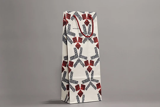 三越, 一般用　一般用デザインのワインサイズ。同じデザインが上質なつくりであらゆるサイズに展開されている。