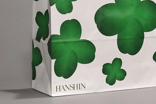 阪神, 一般用 左下にロゴタイプ。落ち着いた構成がこの紙袋をより洗練させている