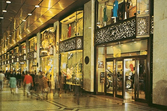 第8期リニューアル後の阪急うめだ本店コンコース ブロンズ仕上げのつくりは高級路線を歩み始めた阪急百貨店のシンボルであった 引用(1)