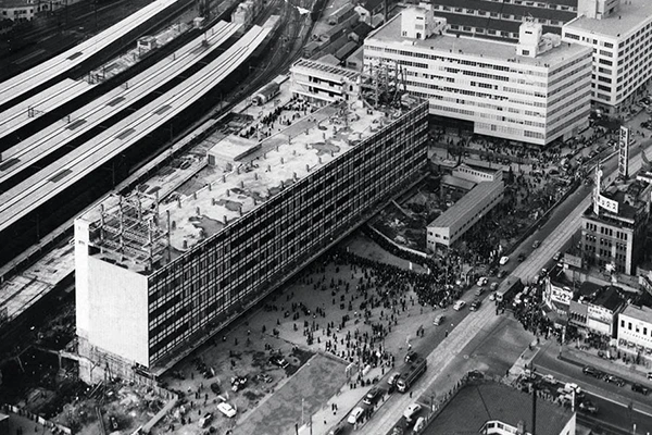 開業直後の鉄道会館と大丸東京店。1968年に12階建てへ増築された後、2007年には奥の白い建物のある場所でグラントウキョウノースタワーへ移転開業している。現在でこそ大丸東京店は主力店だが、当初は客単価の低さに悩まされ巨大キオスクともいわれた。
