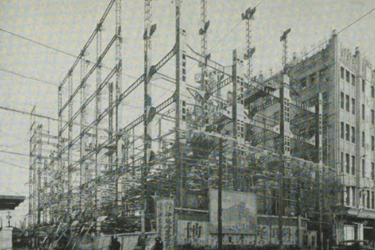 建設中の新宿店, 1932年 左奥の新宿三丁目交差点側にほていや百貨店が見える 引用(1)