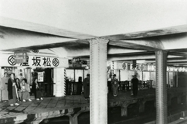 開業した上野広小路駅。改札口に松坂屋の看板が見える。