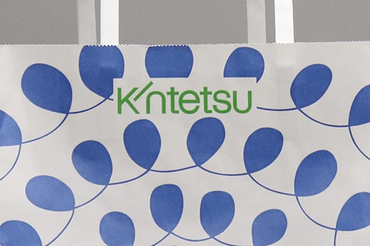 近鉄百貨店, 一般用 近鉄百貨店のロゴタイプ、レイ吉村によるデザイン 斜めに伸びるiはグローイングラインと名付けられ、成長と飛躍を表現したもの