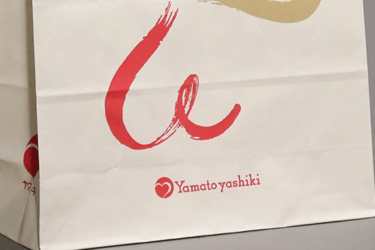 ヤマトヤシキ, 一般用 中央下部のロゴタイプ。ハイランドグループに加盟しており、高島屋の欧文書体と似ている。