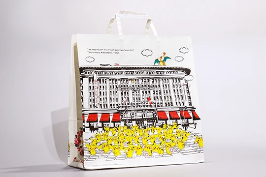 SC化した日本橋高島屋にオープンしたポケモンセンターにちなんで制作されたもの。サブカルチャーを軸としたテナント誘致は百貨店のSC化におけるフックとして全国でみられる。