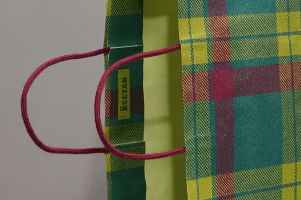 表面のどこにも伊勢丹のロゴタイプはなく、持ち手の内側にある。タータンチェックだけで伊勢丹と認識することができる。