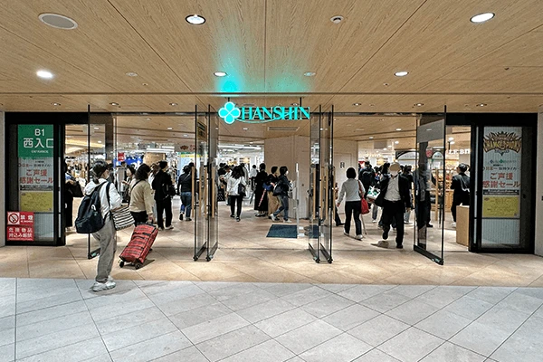 阪神梅田本店。地下街と直結することで強い集客力を活かすことができる