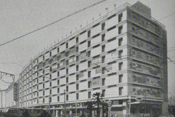 村野藤吾の設計による東京丸物。奥の西武百貨店と統一されたラインを描きながらも、ファサードや窓の配置には工夫がみられる。