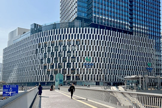 阪神梅田本店 白く美しいルーバーが特徴