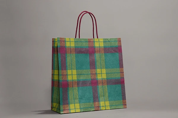 街中でこの紙袋を持つ人を見るとどこで買い物したかすぐに想像できる