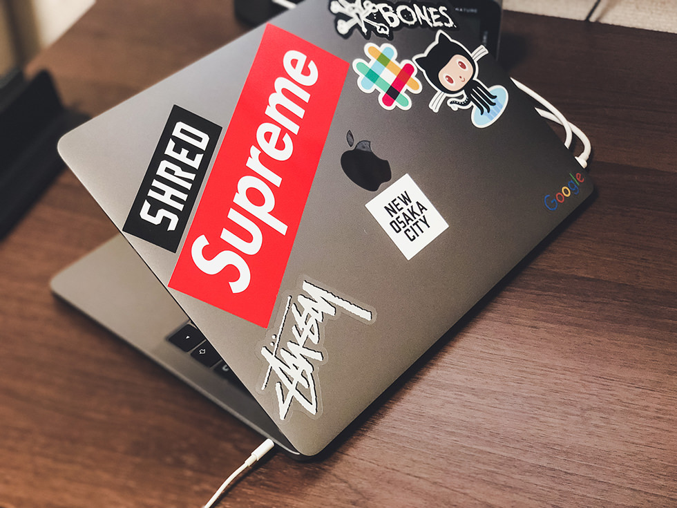 ステッカーボムをしたMacBook