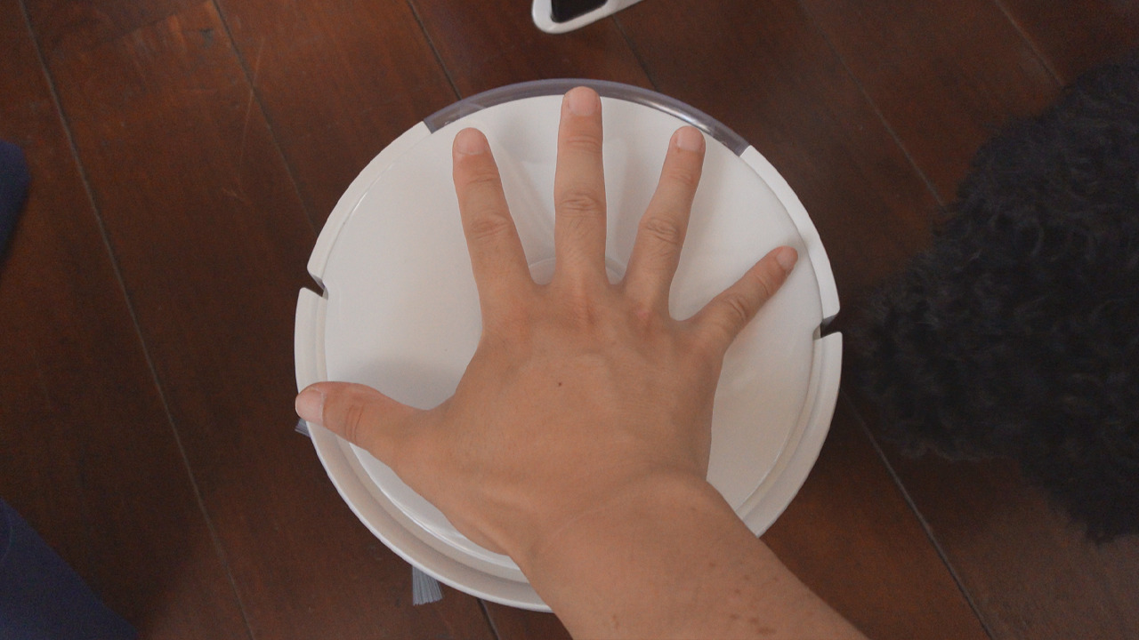 SwitchBot K10+を手で持つサイズ感