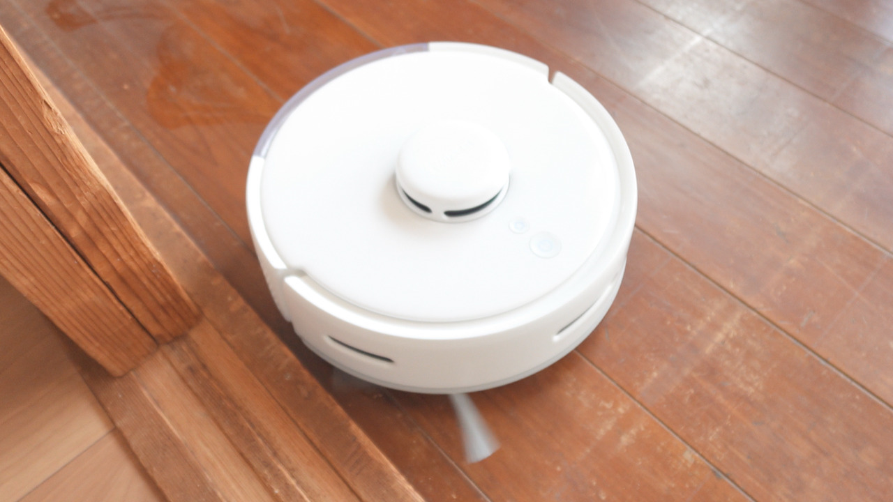 椅子の脚の間を掃除するSwitchBot K10+ 小回り性能