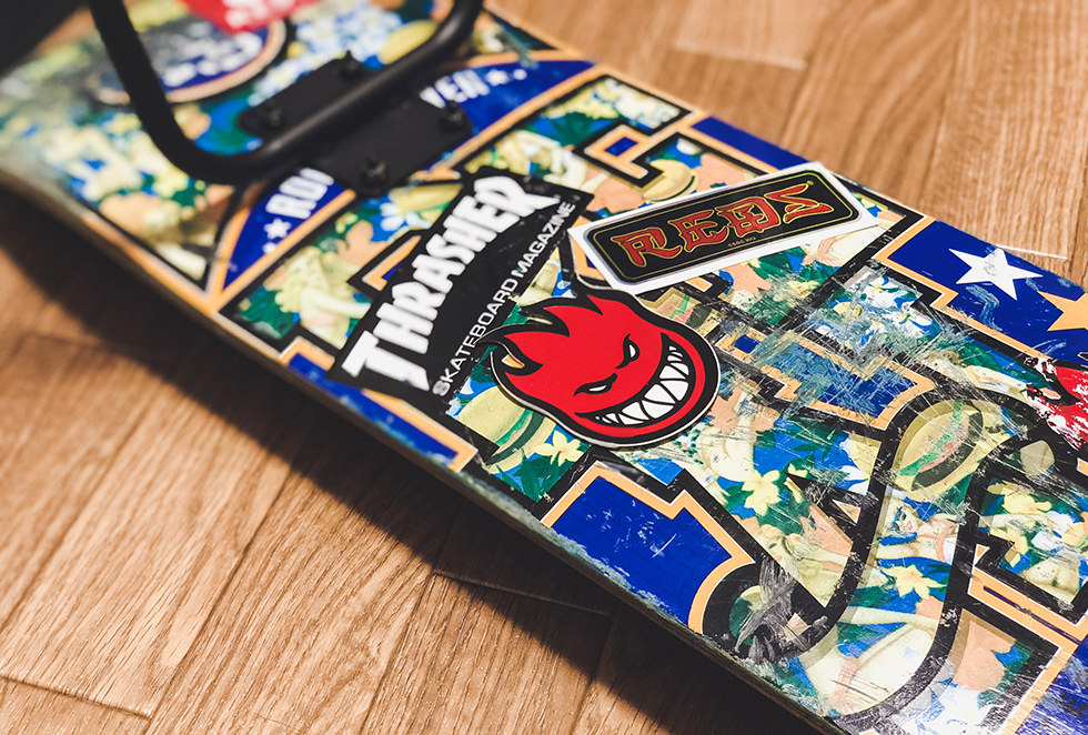 スケボにステッカー貼った所