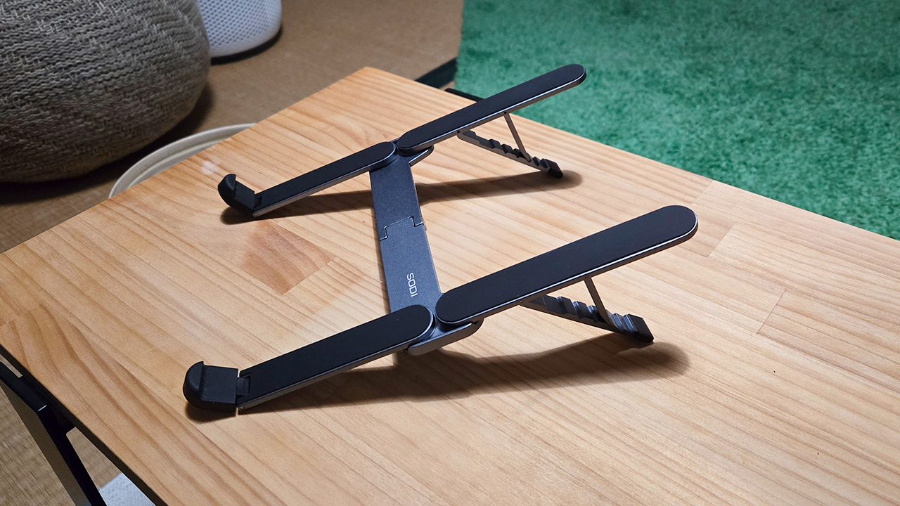 ラップトップスタンドを広げたところ