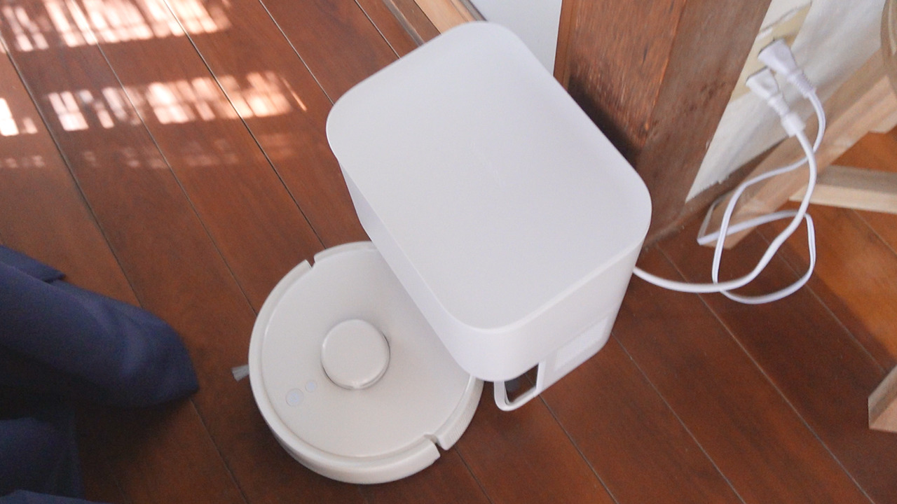 家具の下の狭い隙間を掃除するSwitchBot K10+