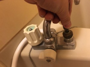 風呂の蛇口から水漏れしている場合の対処法