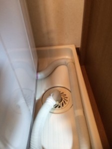 洗濯機に排水ホースを取り付ける