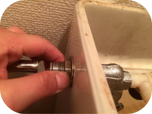 トイレタンクから水漏れしている場合の対処法