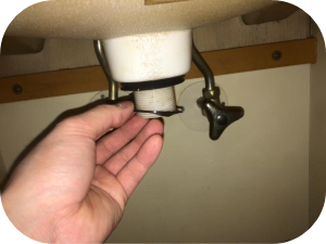 洗面台の床から水漏れしている時に確認すべきポイント