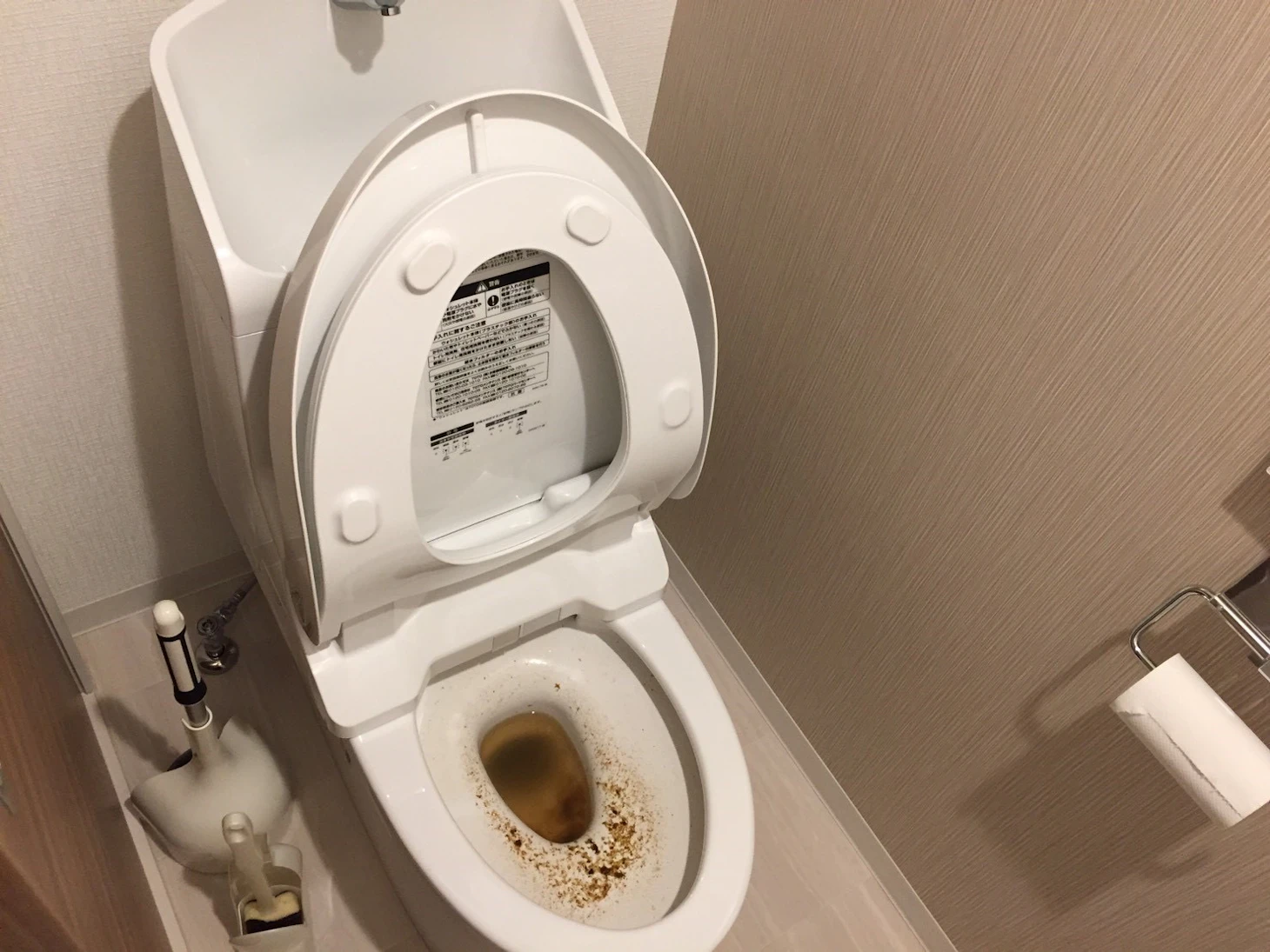 トイレが完全に詰まった時の対処法|ラバーカップで直らない場合の修理費用