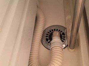 洗濯機の排水口から来る臭いの原因とその対処法